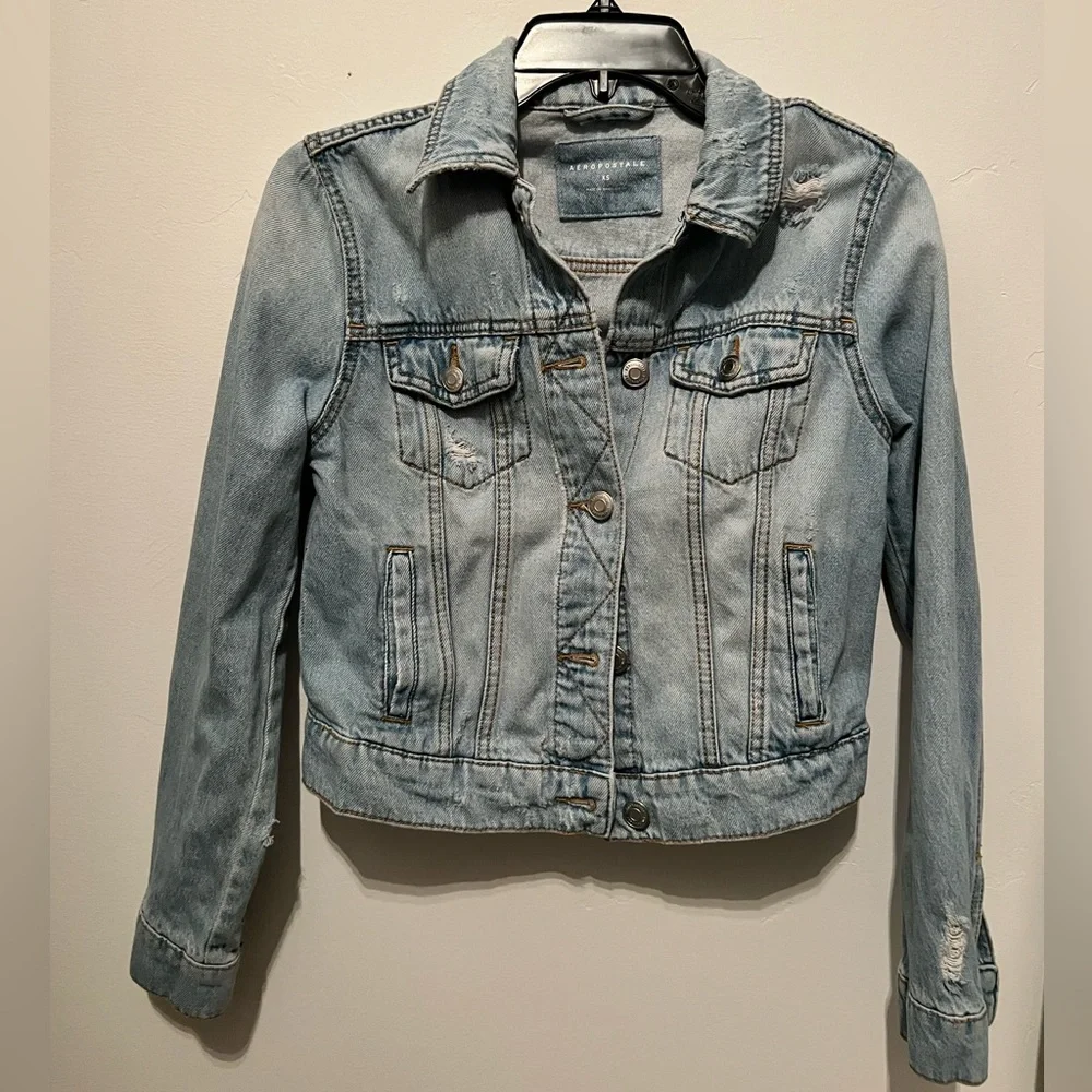 Distressed Jean Jacket 💙 - Picture 1 of 3
